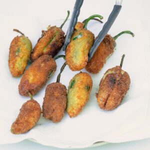 jalapenos rellenos de queso fritos y escurriendo
